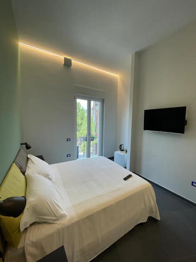 B&B Un Passo Dal Treno Piazza Vittorio Veneto 36-Salerno Station 外观 照片