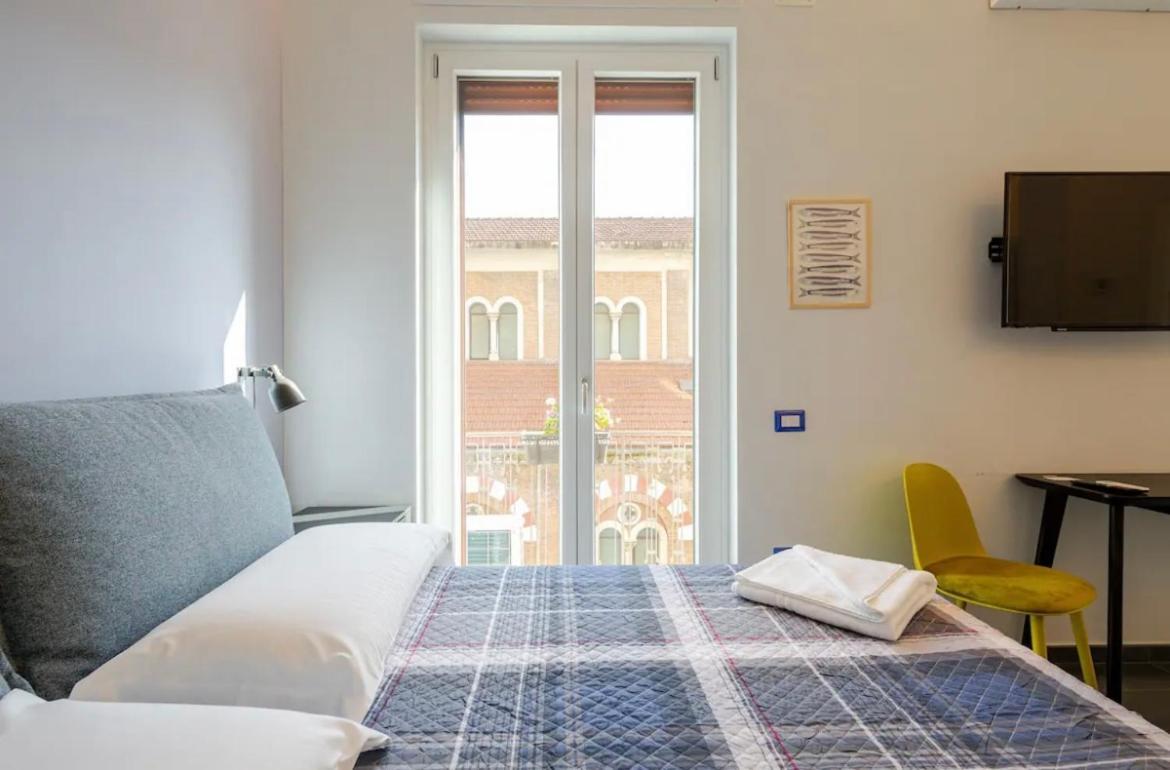 B&B Un Passo Dal Treno Piazza Vittorio Veneto 36-Salerno Station 外观 照片